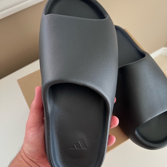 Onyx yeezy slide - Picture 2 of 4